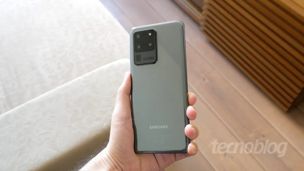 Samsung Galaxy S20 Ultra, com Space Zoom de 100x (Imagem: Paulo Higa/Tecnoblog)